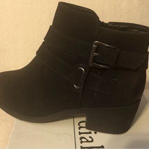 7 Dials size 8 M black suede short boots. Like new